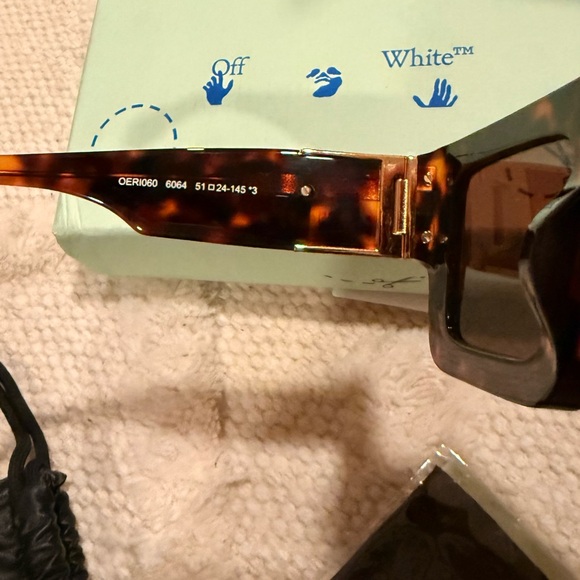 Brand NEW Off-White Eyewear
Arrows-motif tinted sunglasses - Picture 6 of 6